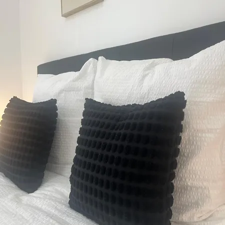 Le 24 Rez-de-chaussee Hyper-centre Avec Place De Parking *